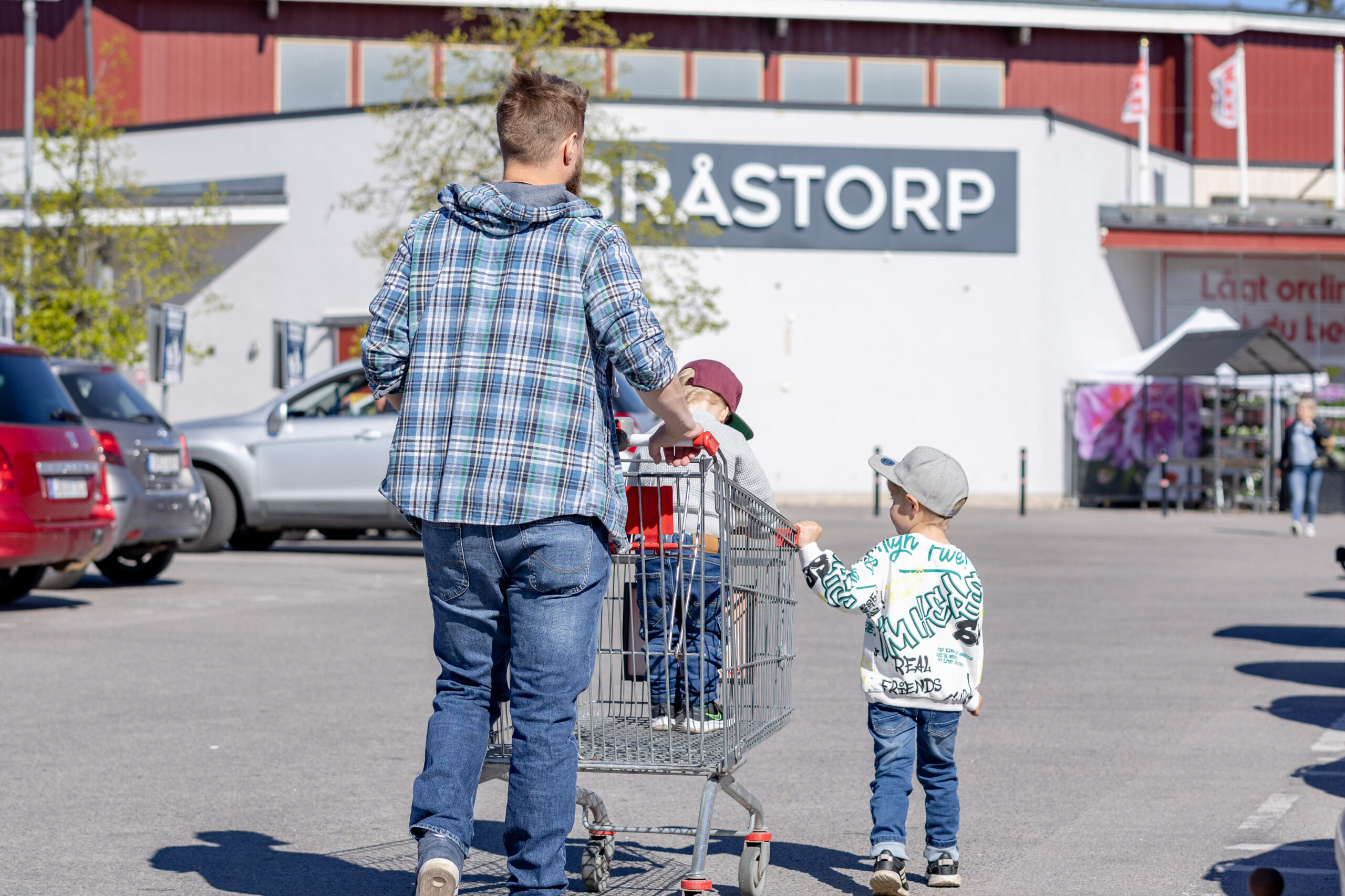 Familj med kundvagn